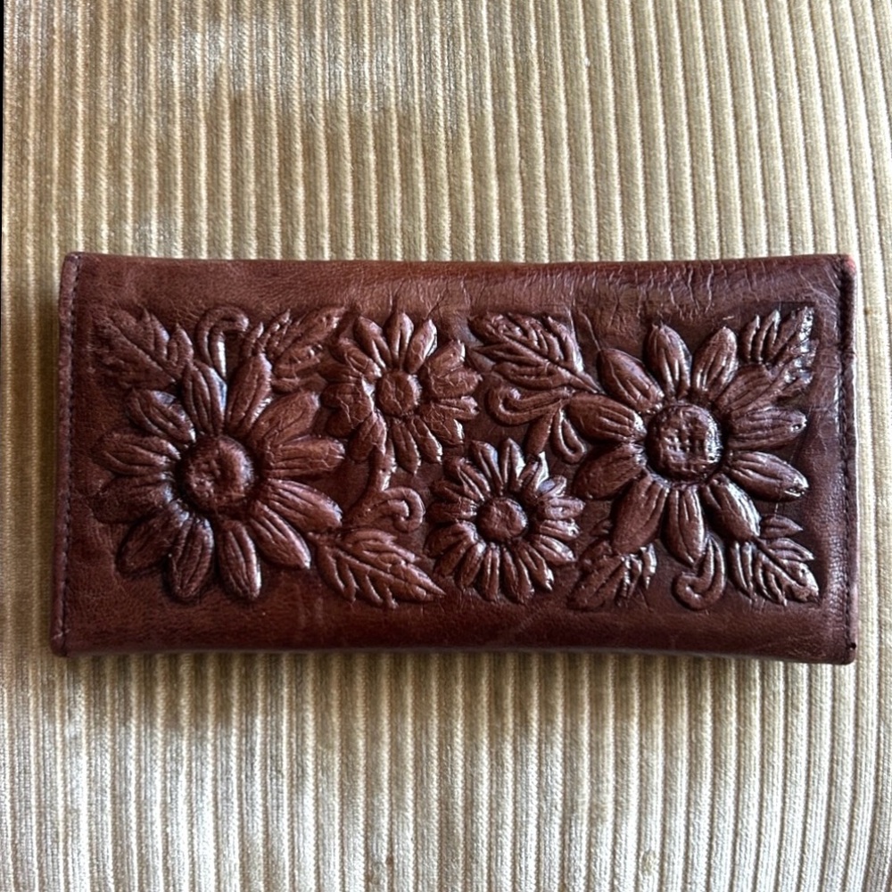 Vintage Brown Tooled Floral Leather Wallet - Picture 2 of 5